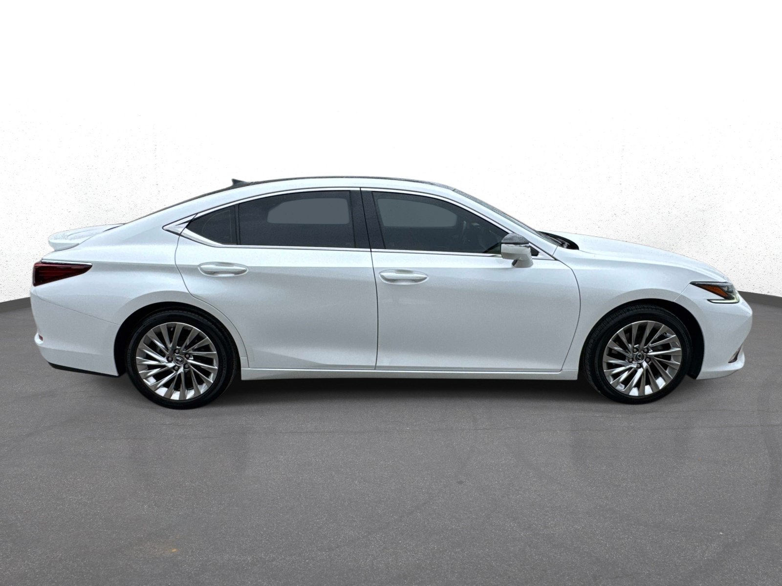Certified 2022 Lexus ES 350 Ultra Luxury w/ Accessory Package 2 FWD image 2
