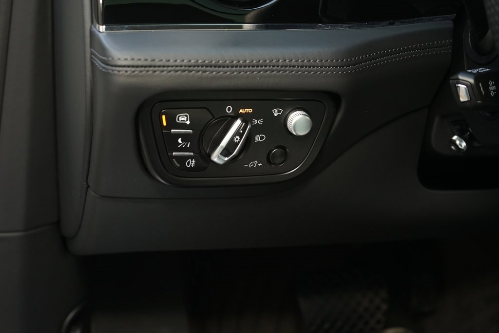 Used 2023 Bentley Bentayga Plug-In Hybrid image 31