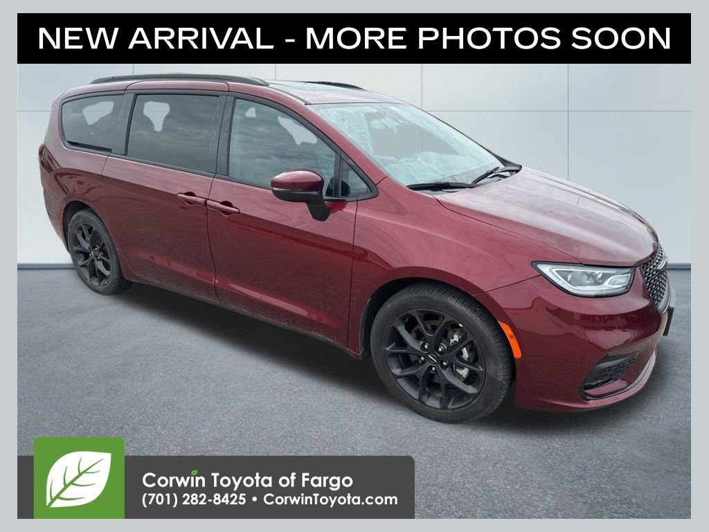 Used 2023 Chrysler Pacifica Touring-L w/ Uconnect Theater Family Group