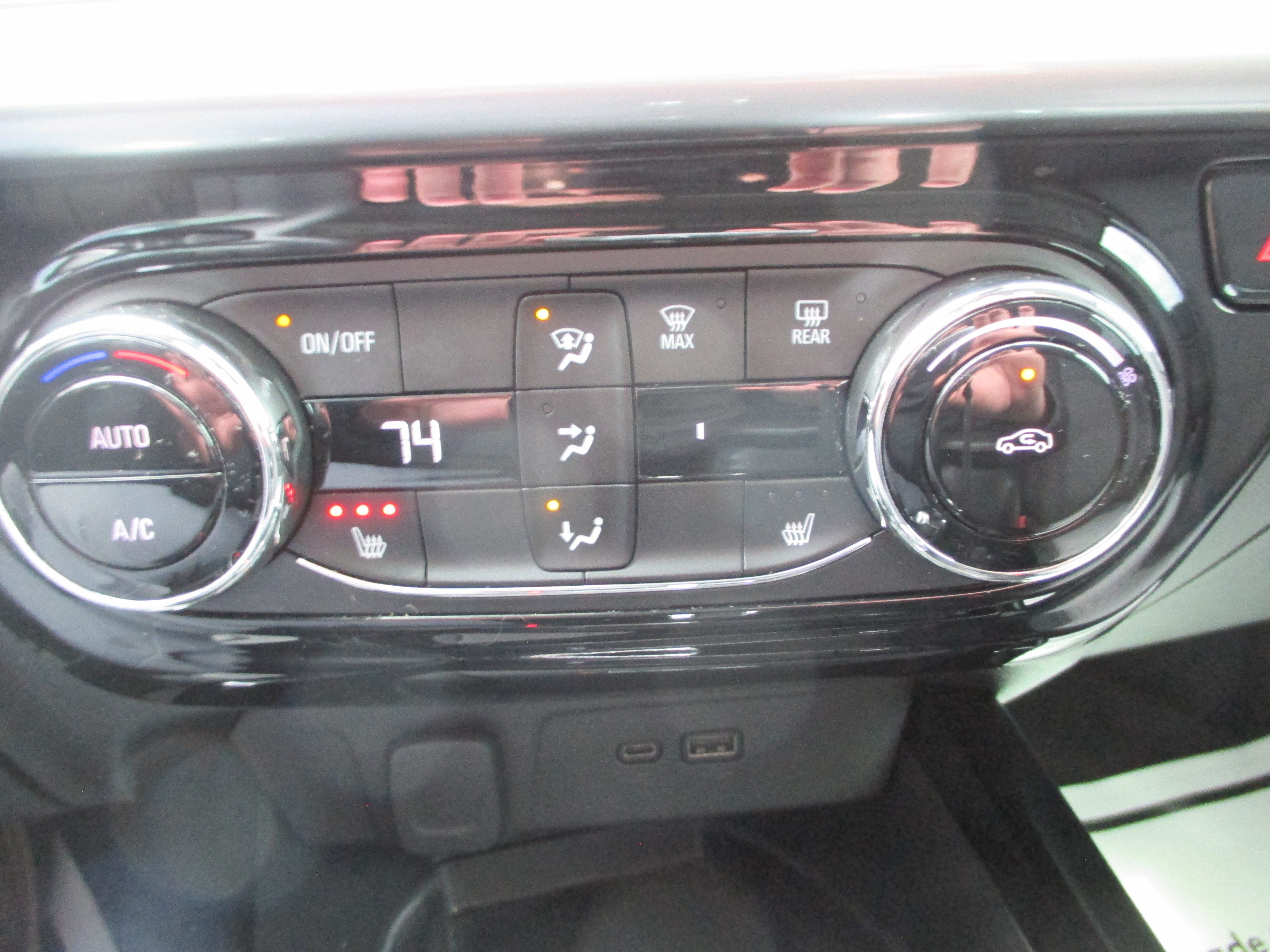 Used 2024 Chevrolet Trax LT w/ Sunroof Package FWD image 15