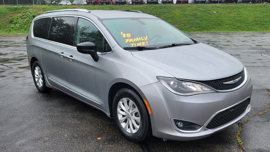 Used 2018 Chrysler Pacifica Touring-L FWD image 2