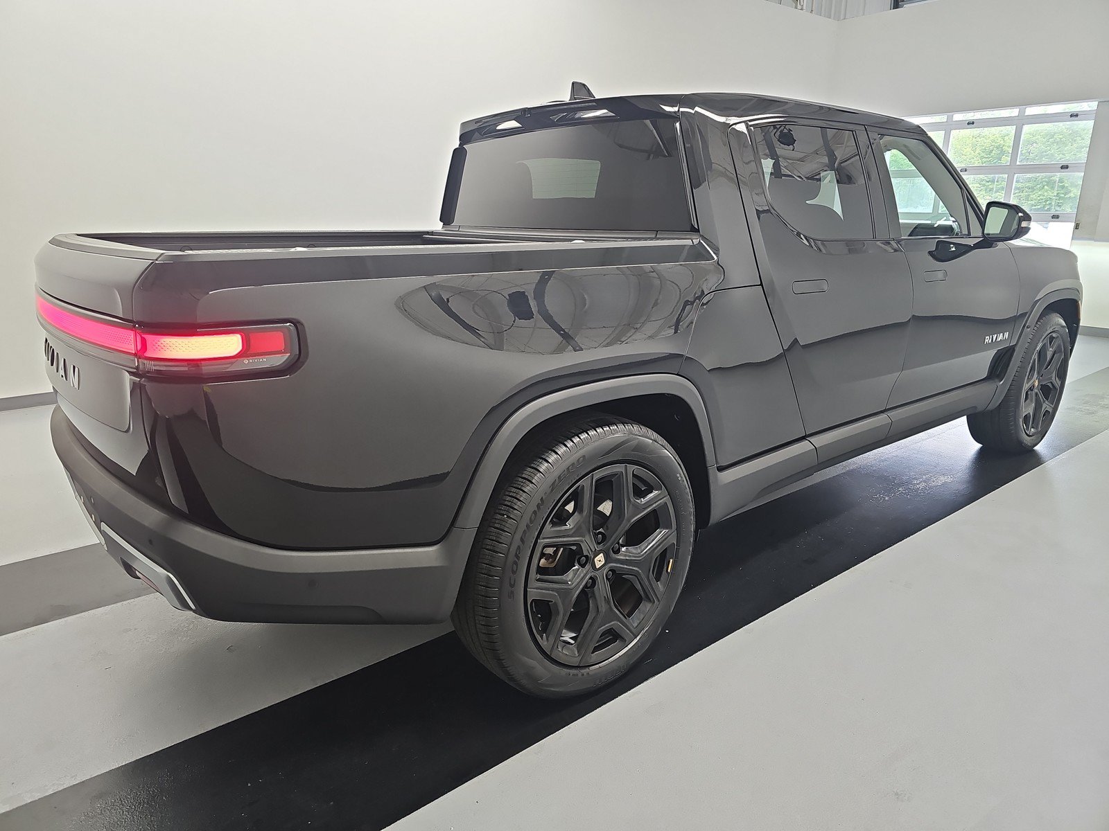 Used 2024 Rivian R1T Adventure AWD/4WD image 5