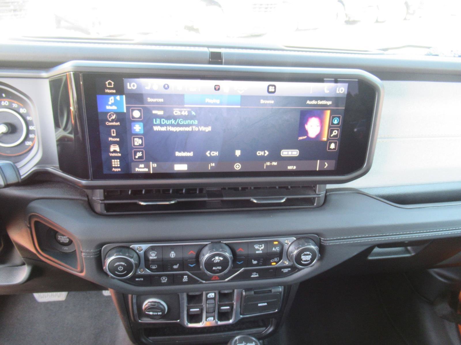 Used 2025 Jeep Wrangler Unlimited Sahara AWD/4WD image 27