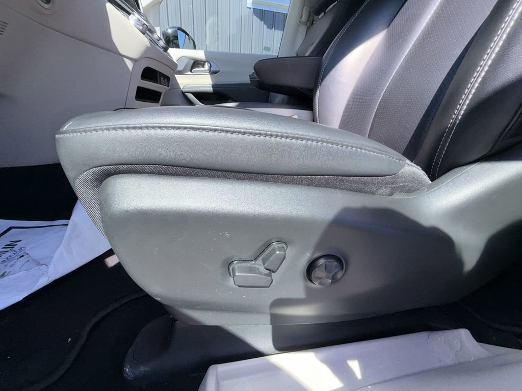 Used 2024 Chrysler Pacifica Touring-L FWD image 12