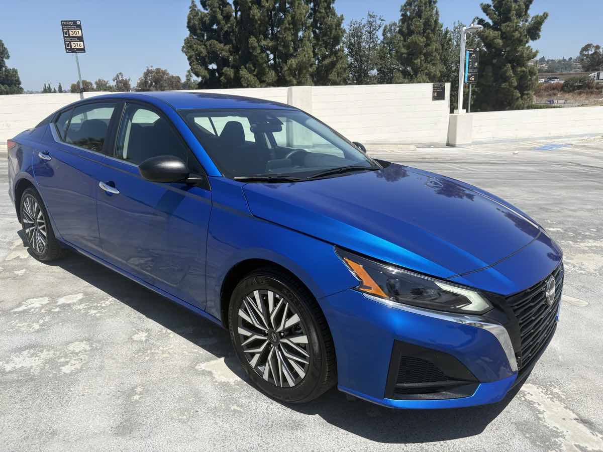 Used 2025 Nissan Altima 2.5 SV FWD image 31