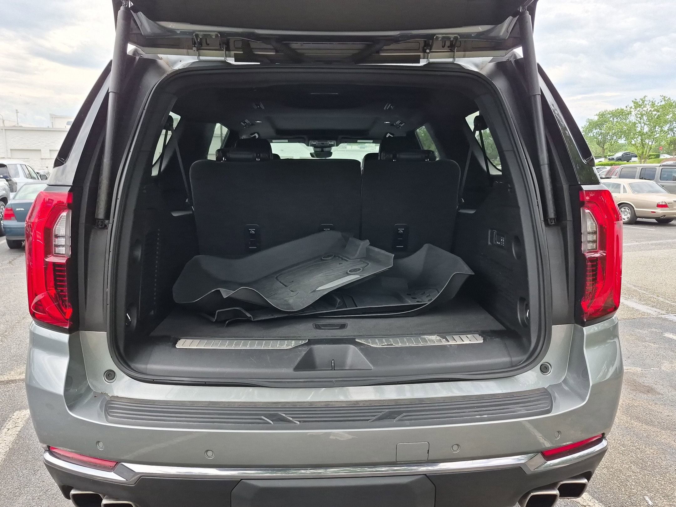 Used 2025 GMC Yukon XL AT4 w/ AT4 Premium Package AWD/4WD image 32