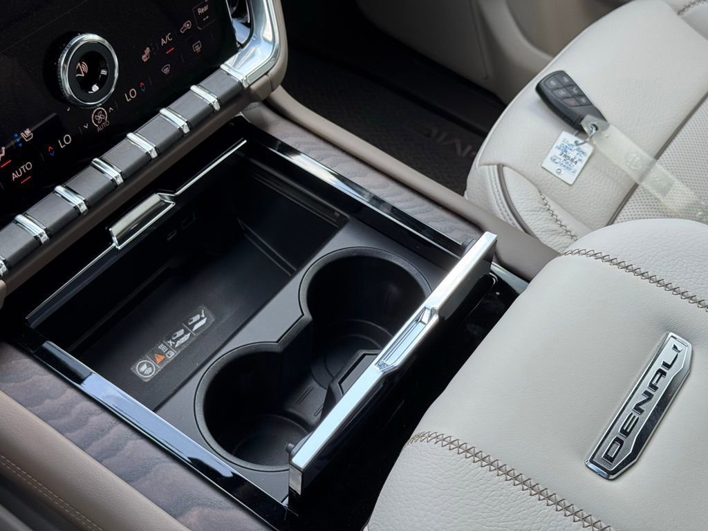 New 2025 GMC Yukon XL Denali w/ Denali Reserve Package image 33