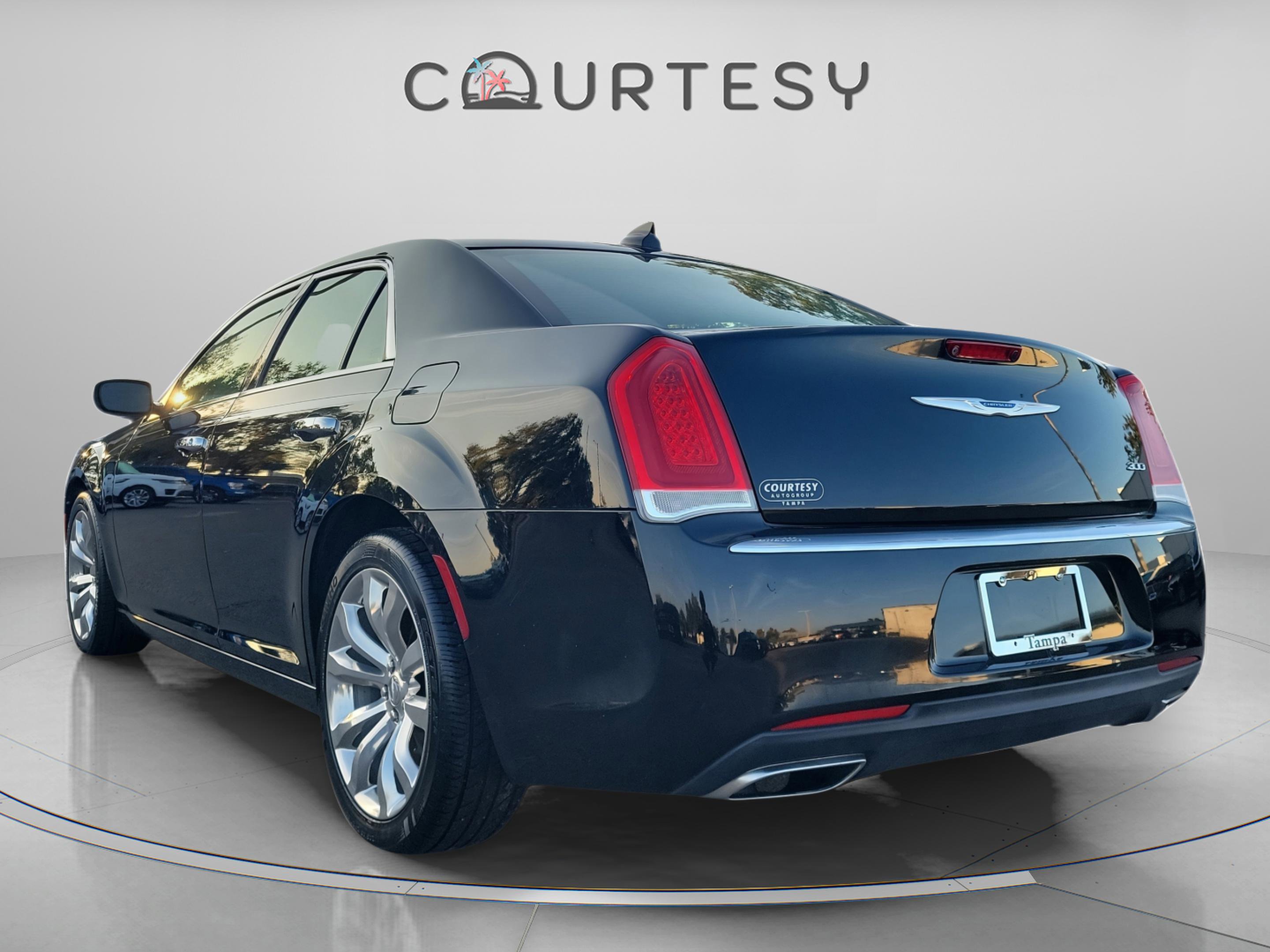 Used 2019 Chrysler 300 Limited image 2