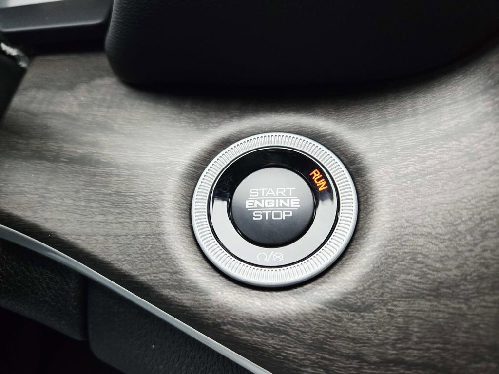 New 2025 Jeep Grand Cherokee Limited w/ Black Appearance Package image 27