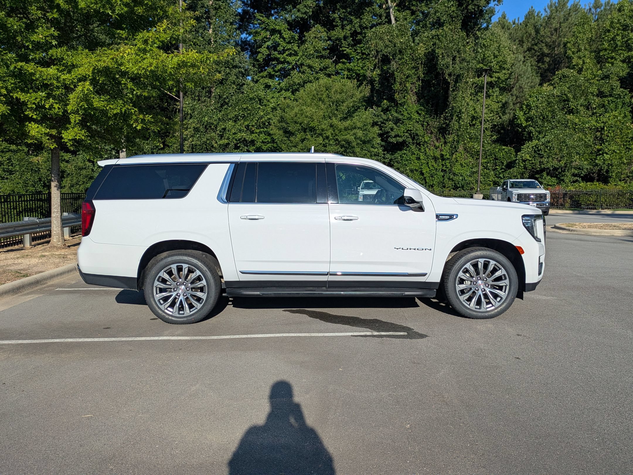 Used 2022 GMC Yukon XL SLT w/ SLT Luxury Package AWD/4WD image 3