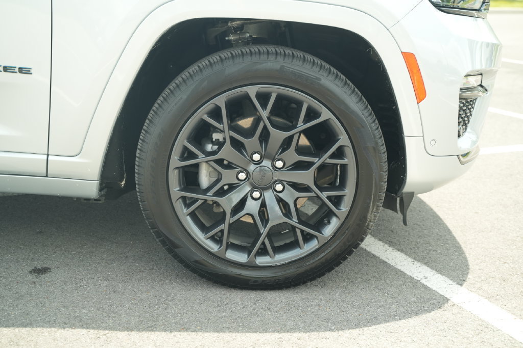 Used 2023 Jeep Grand Cherokee Summit AWD/4WD image 53