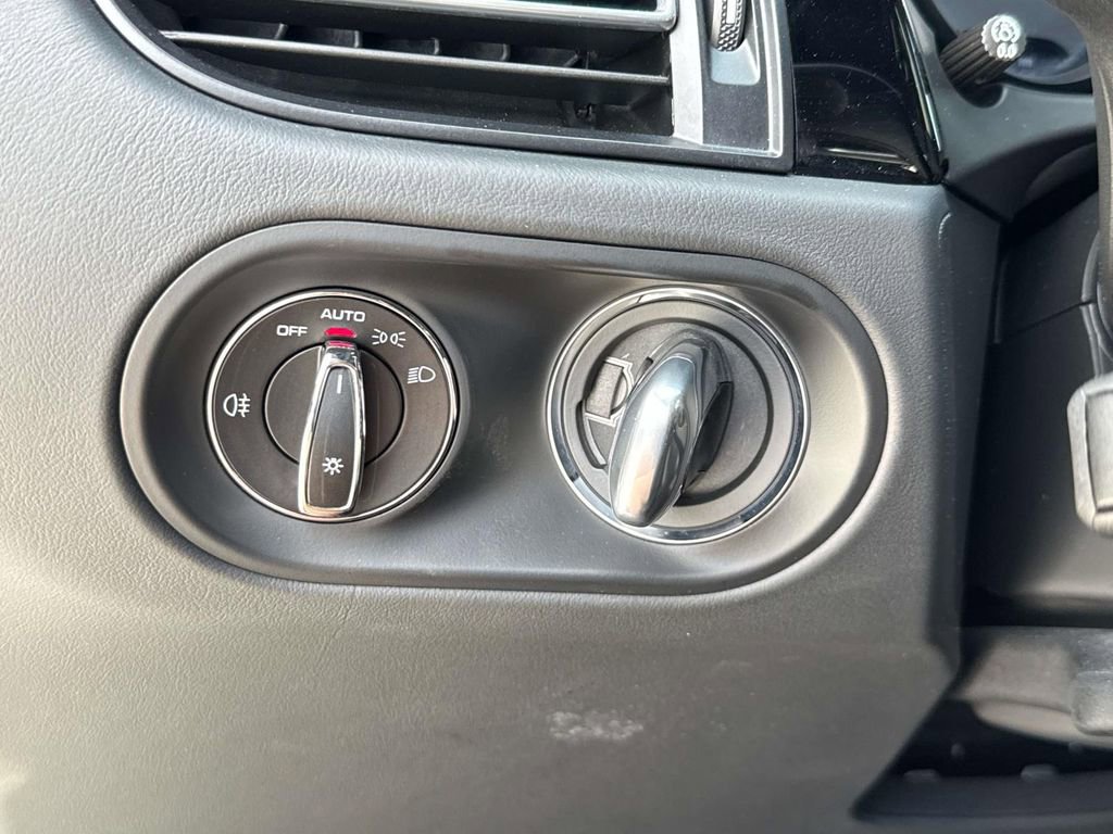 Used 2023 Porsche Macan Turbo image 22