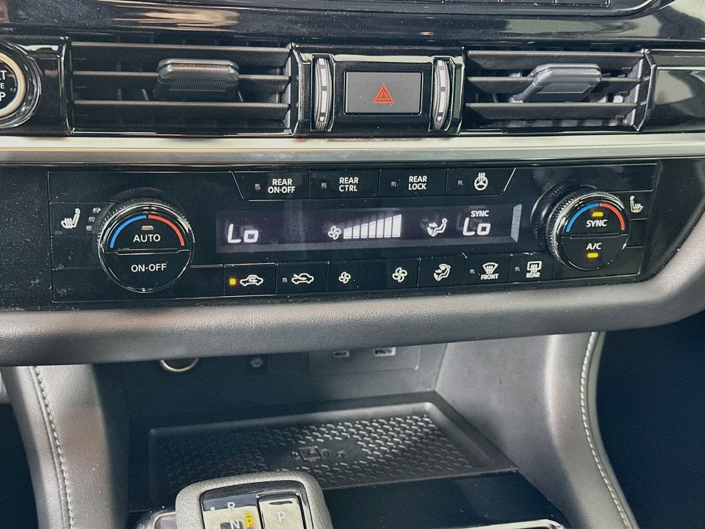 Used 2024 Nissan Pathfinder SL AWD/4WD image 16