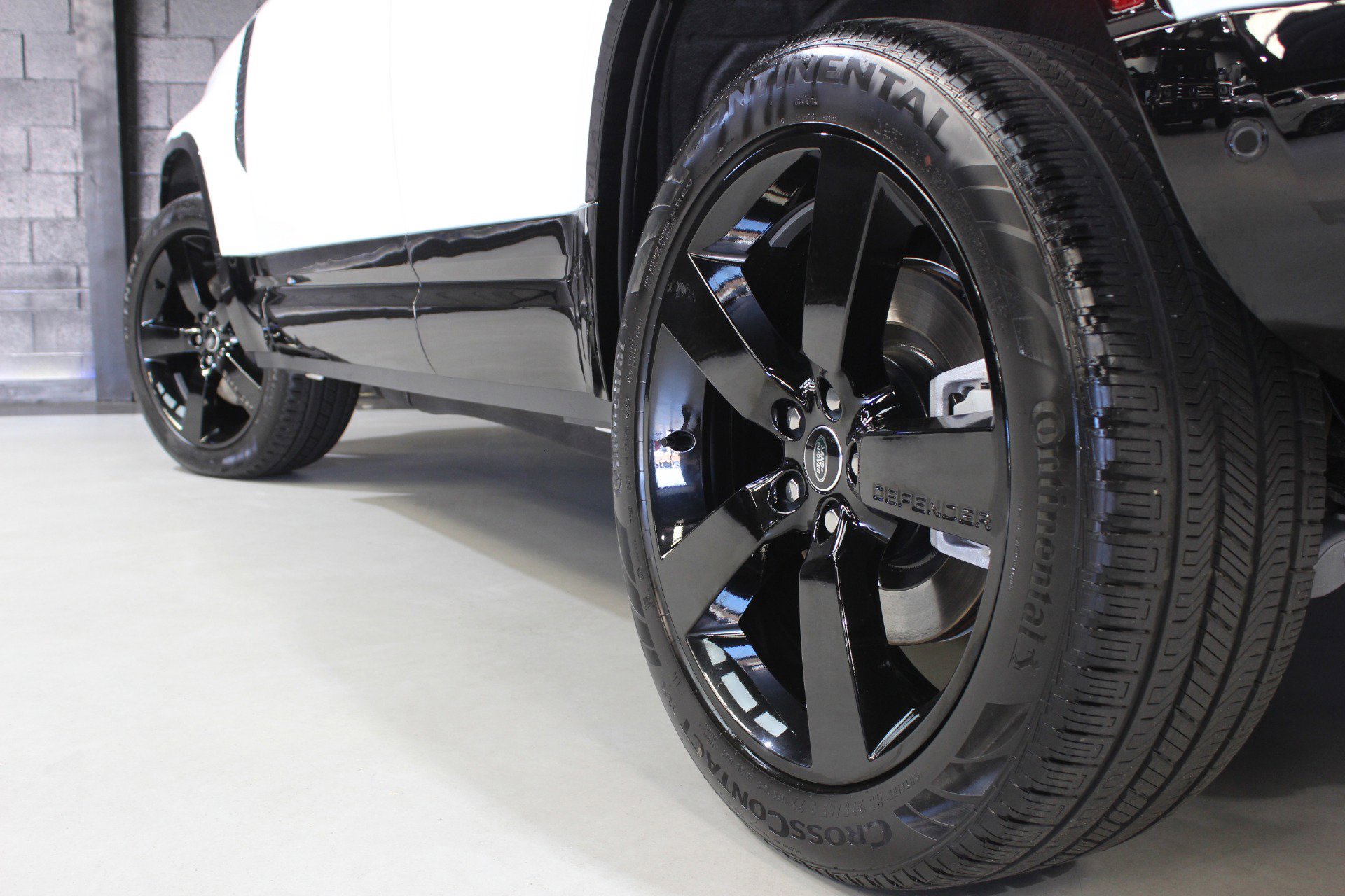 Used 2025 Land Rover Defender 110 X-Dynamic SE image 16
