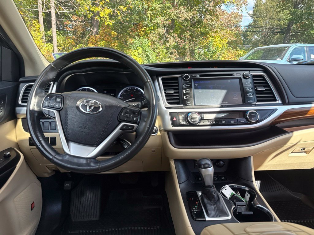 Certified 2019 Toyota Highlander Limited AWD/4WD image 23