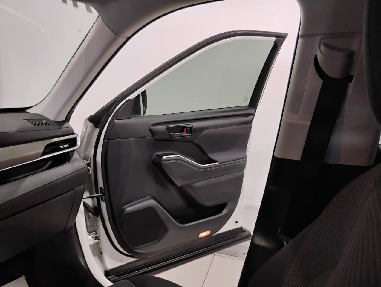 Used 2021 Toyota Highlander L image 70