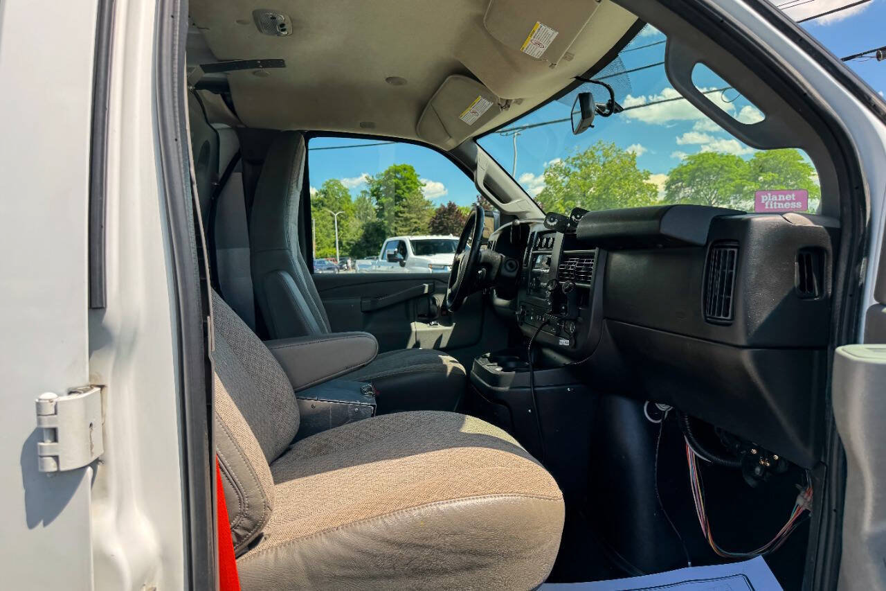 Used 2018 Chevrolet Express 2500 w/ Driver Convenience Package RWD image 11