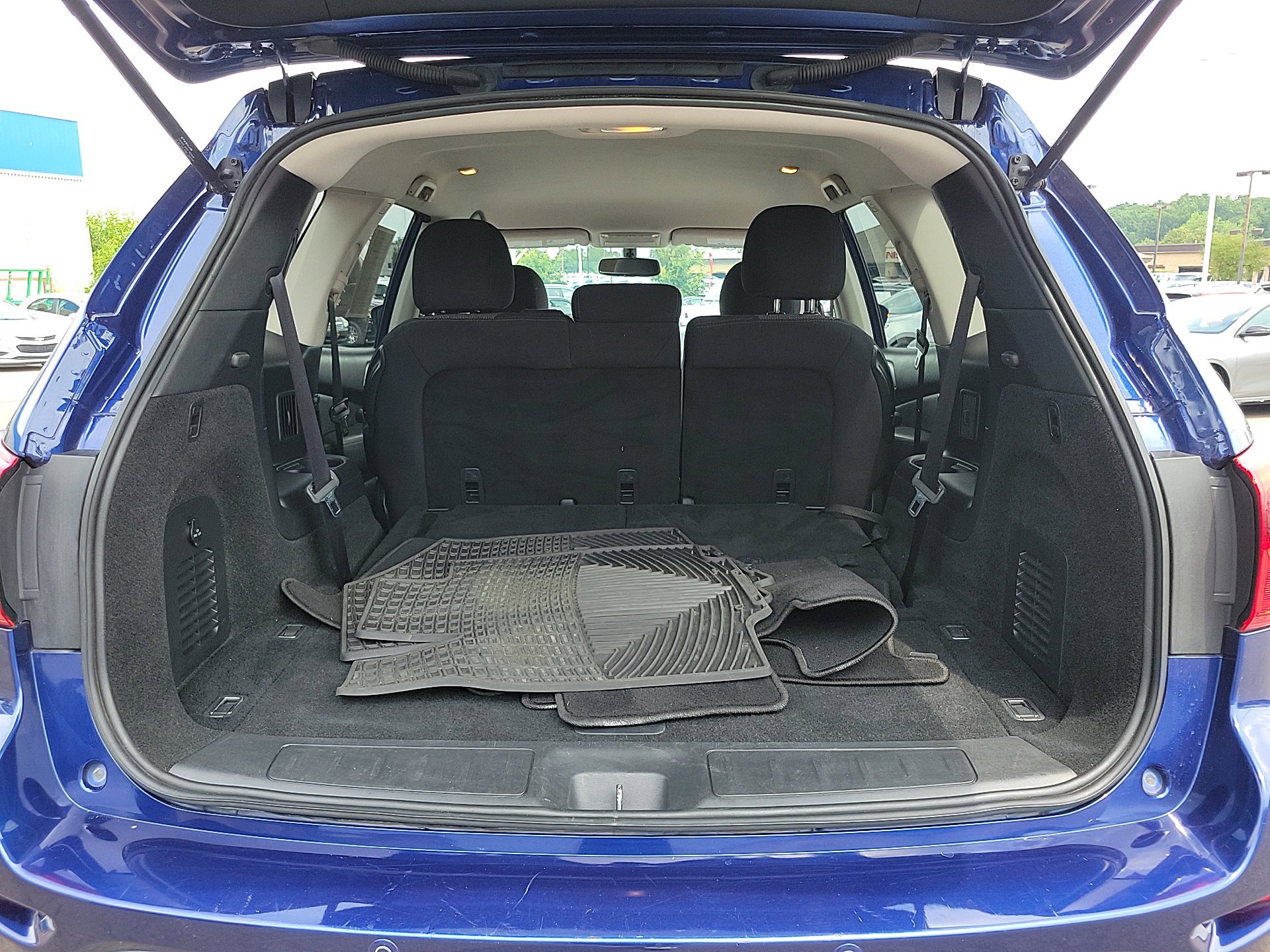 Used 2020 Nissan Pathfinder SV image 7