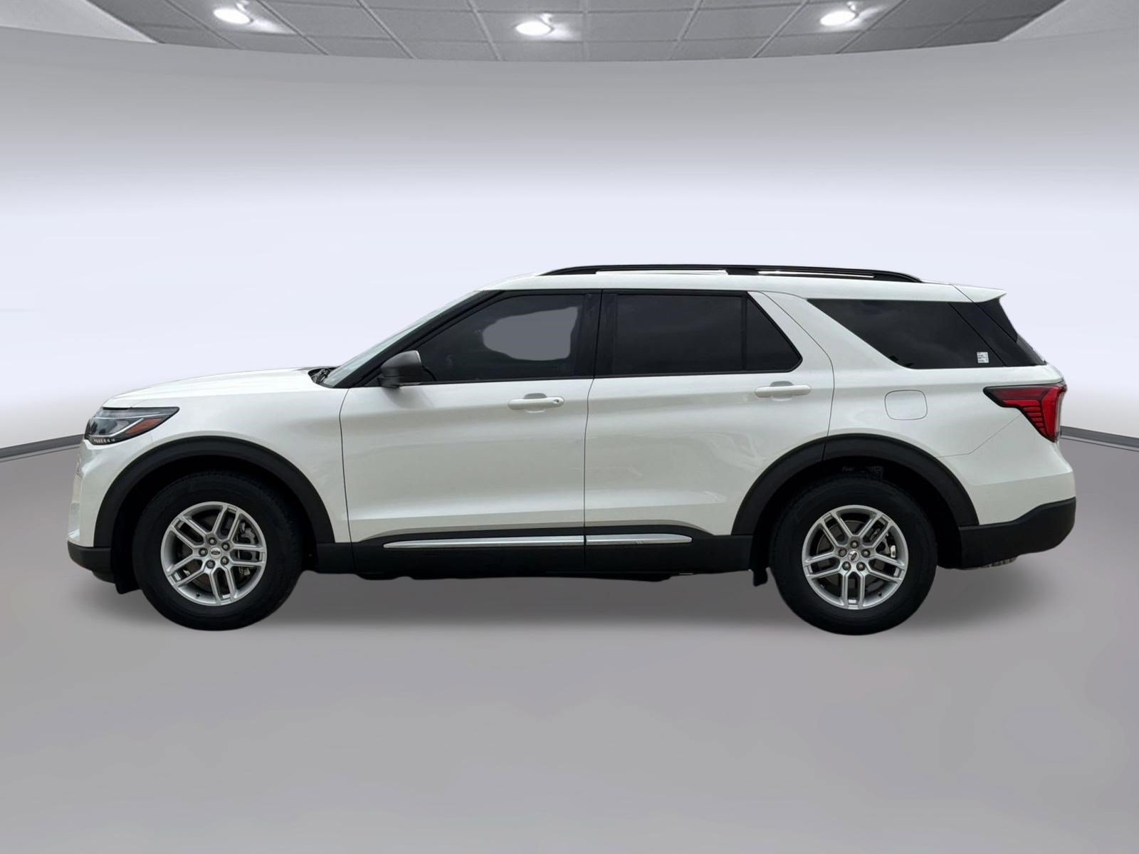Used 2025 Ford Explorer Active w/ Active Comfort Package RWD image 2