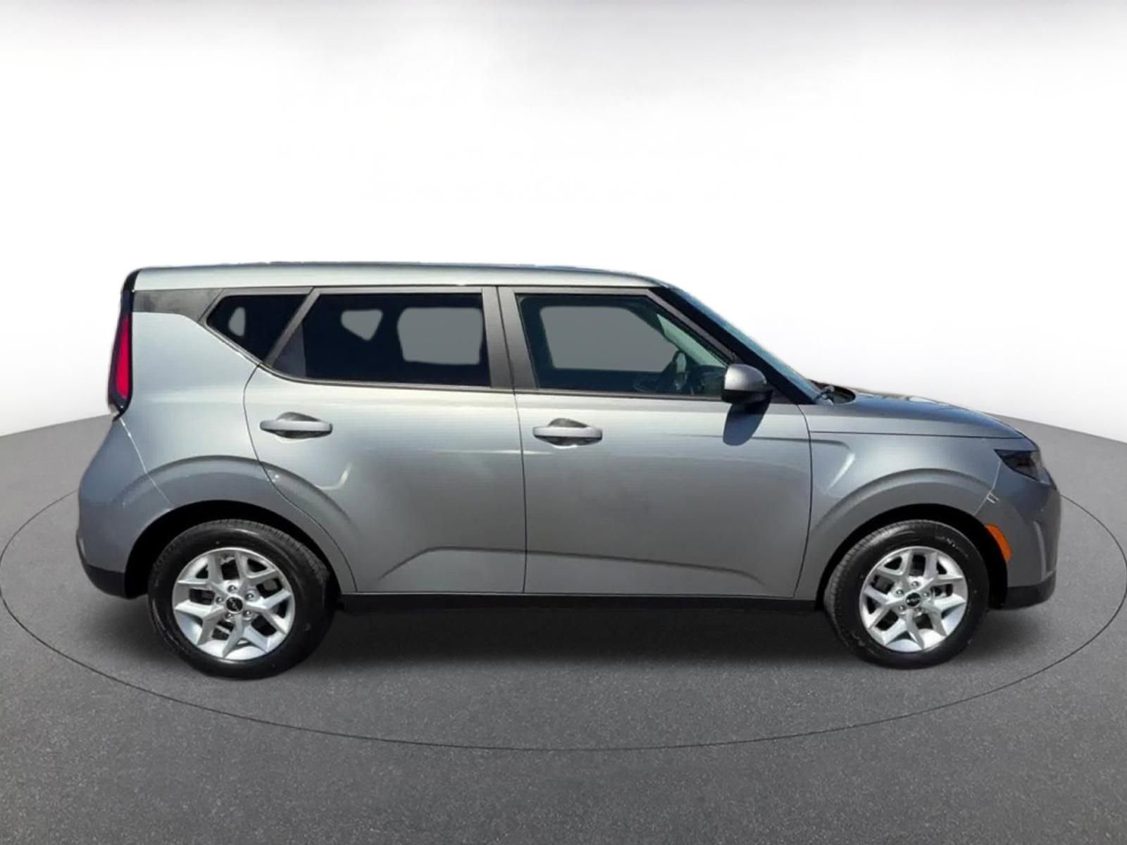 Used 2025 Kia Soul LX w/ LX Technology Package FWD image 16