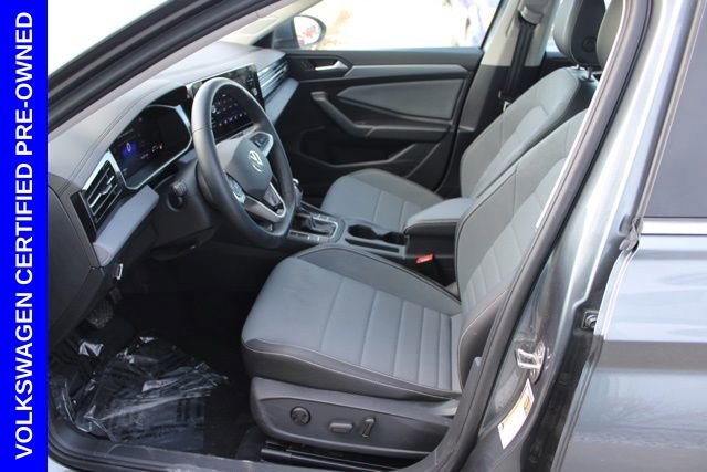Used 2025 Volkswagen Jetta SE w/ Sunroof Package image 13