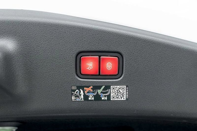 Used 2025 Mercedes-Benz CLE 300 4MATIC Coupe image 38