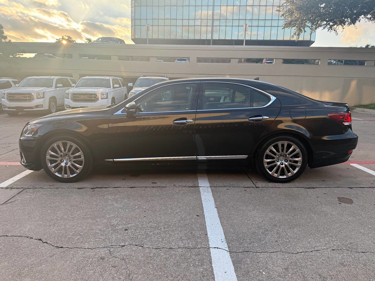 Used 2013 Lexus LS 460 w/ Comfort Pkg image 3