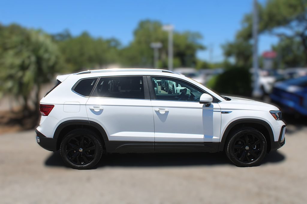 Used 2023 Volkswagen Taos SE w/ Panoramic Sunroof Package FWD image 5