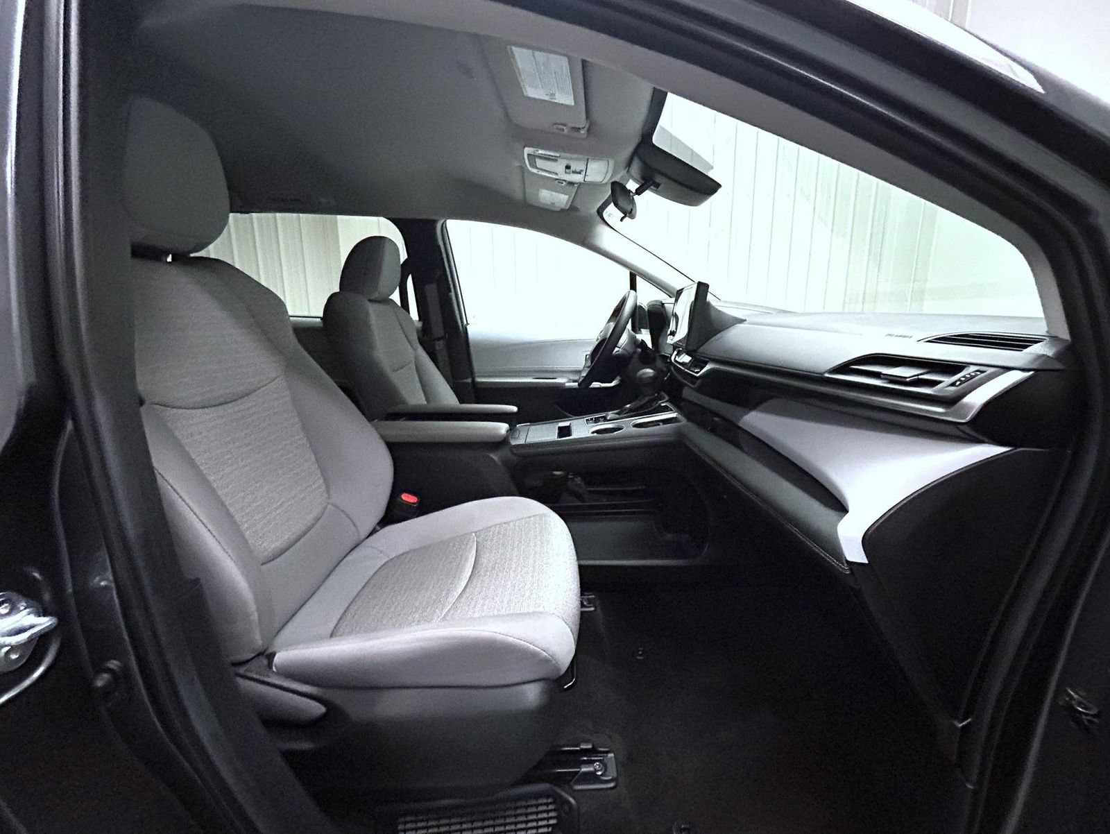 Used 2025 Toyota Sienna LE FWD image 15