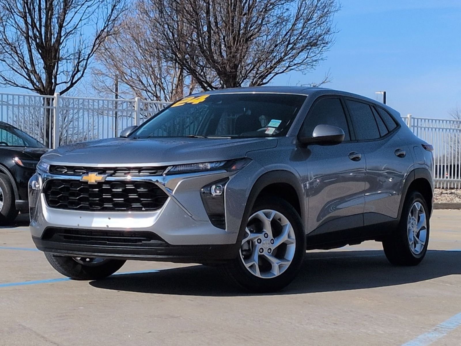 Used 2024 Chevrolet Trax LS w/ LS Convenience Package image 2