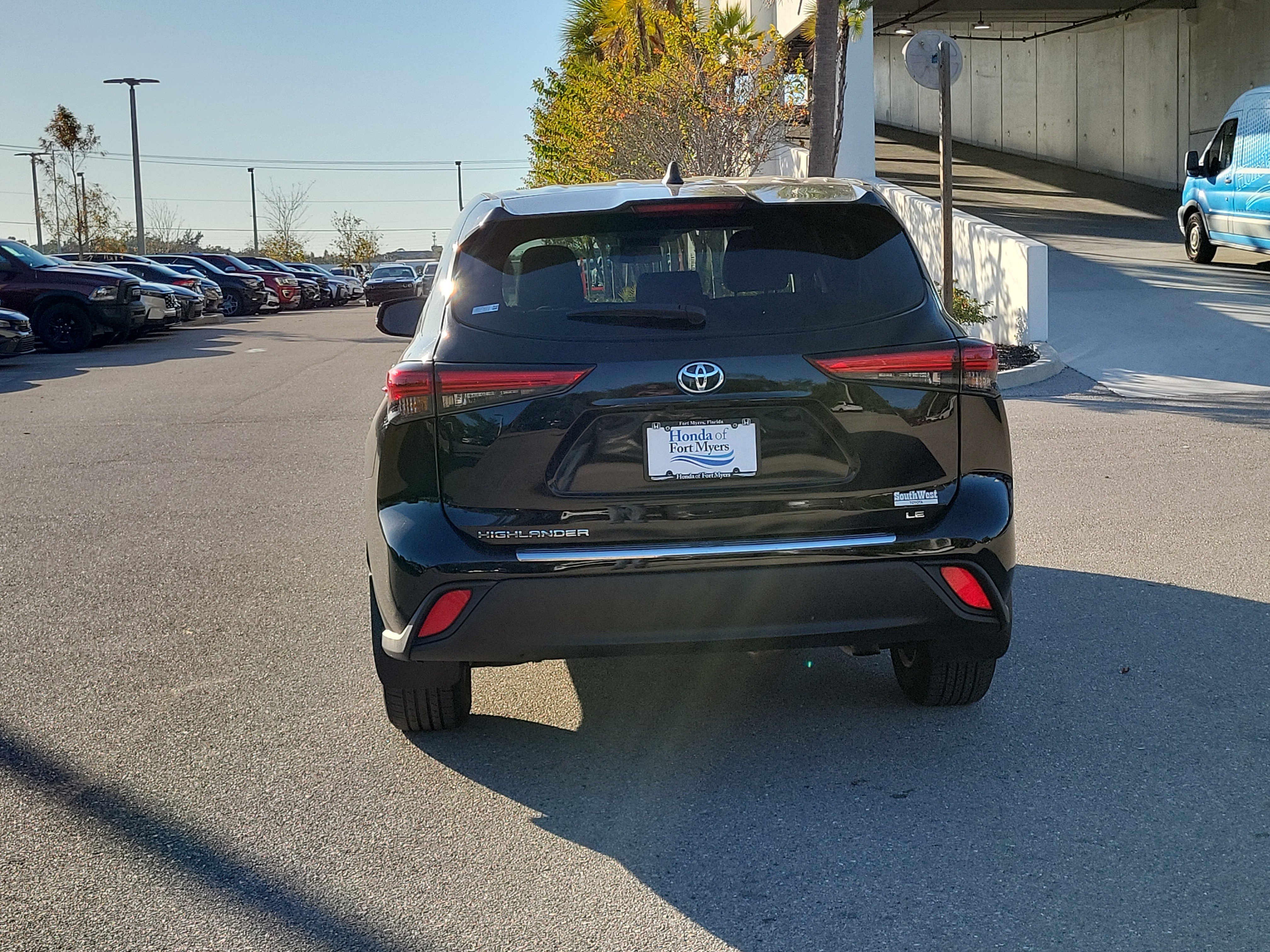 Used 2023 Toyota Highlander LE image 4