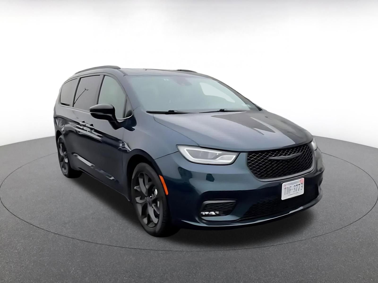 Used 2025 Chrysler Pacifica Limited image 3