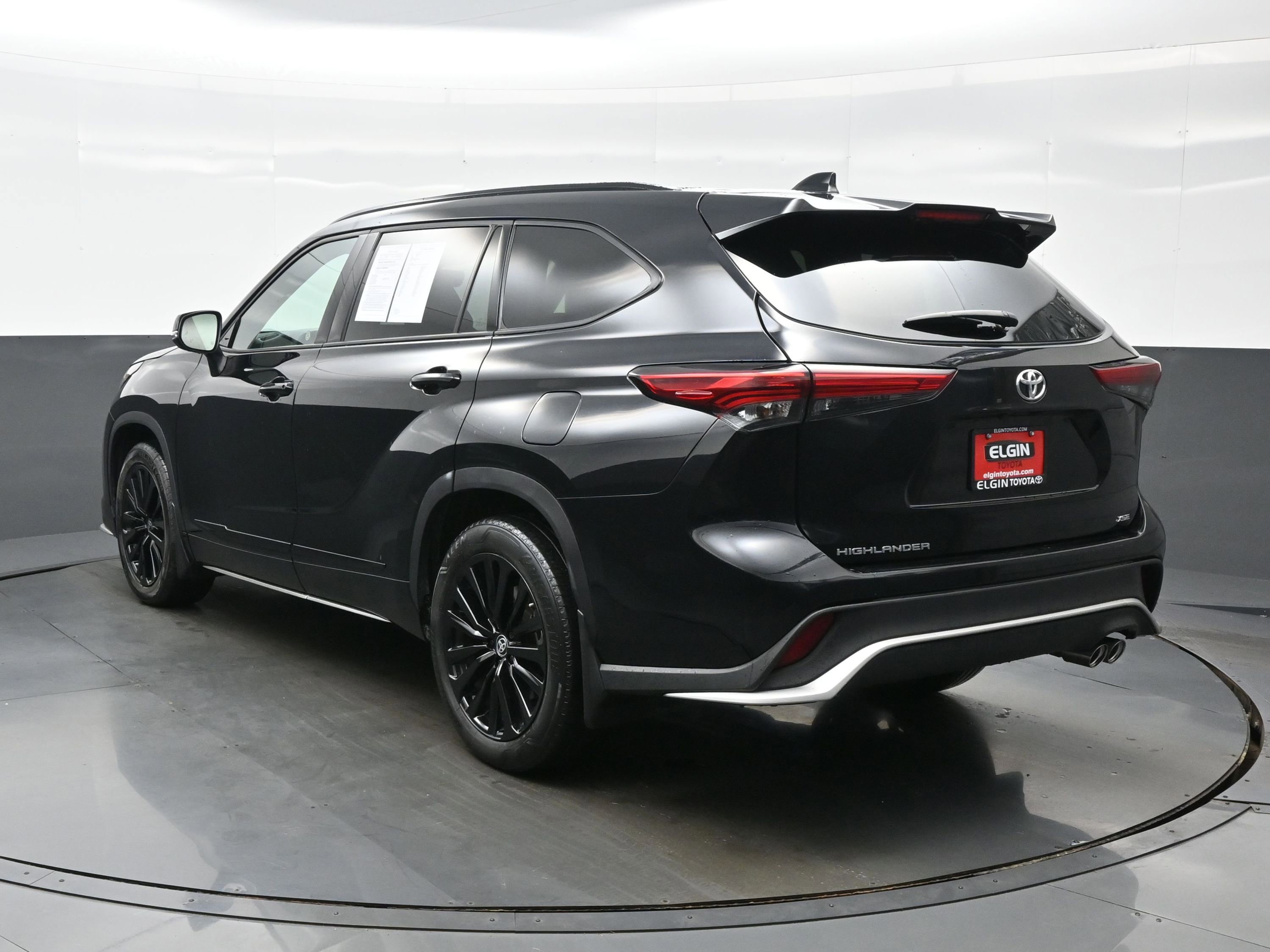 Used 2023 Toyota Highlander XSE FWD image 4
