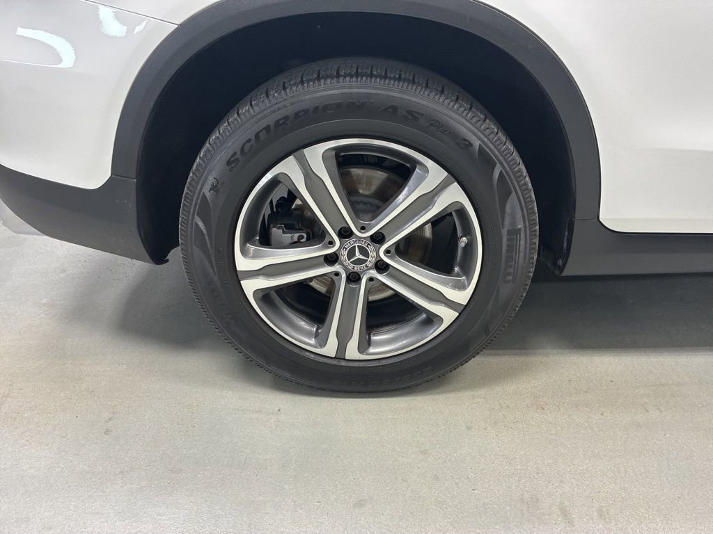Used 2019 Mercedes-Benz GLC 300 4MATIC image 3