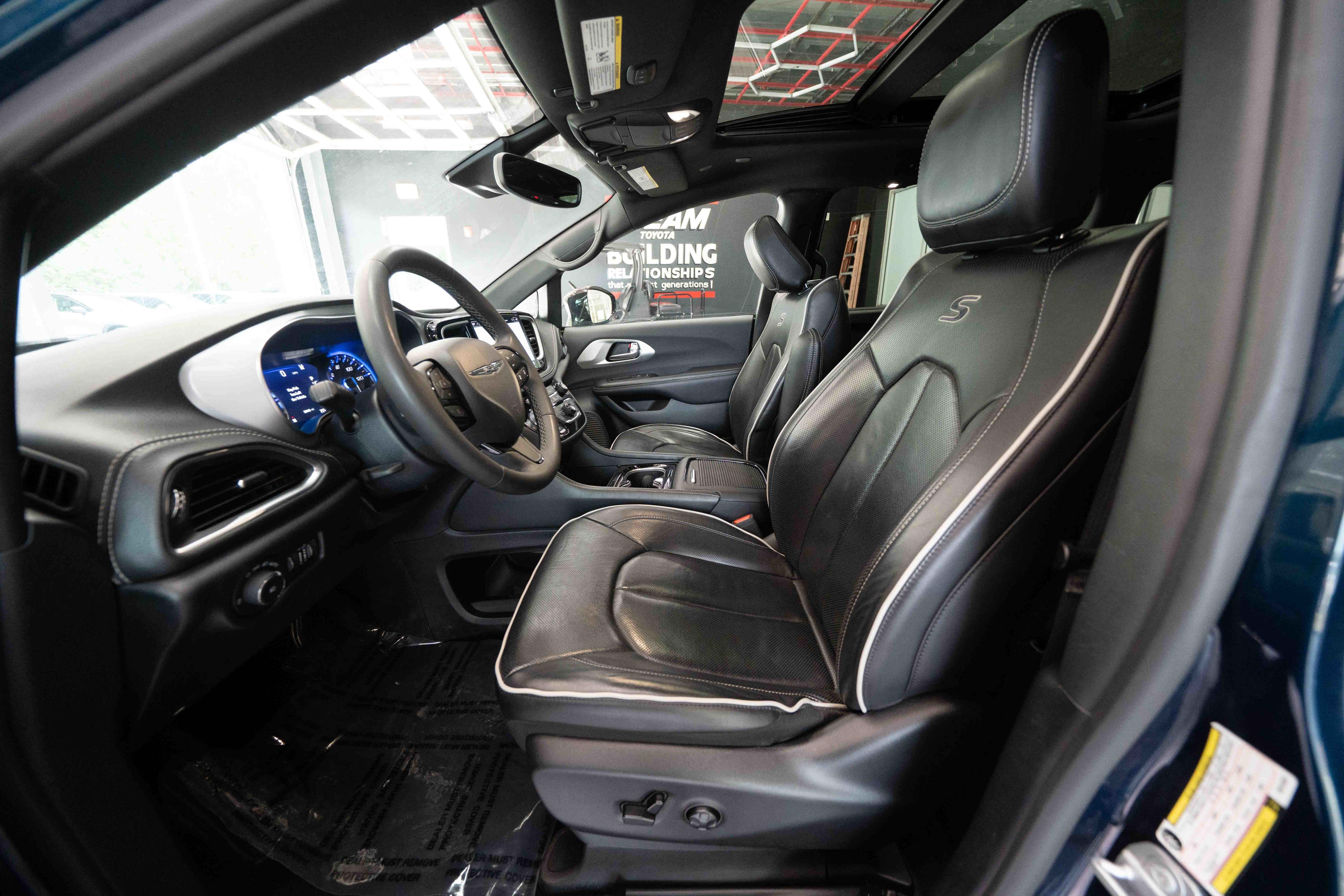 Used 2025 Chrysler Pacifica Limited FWD image 9