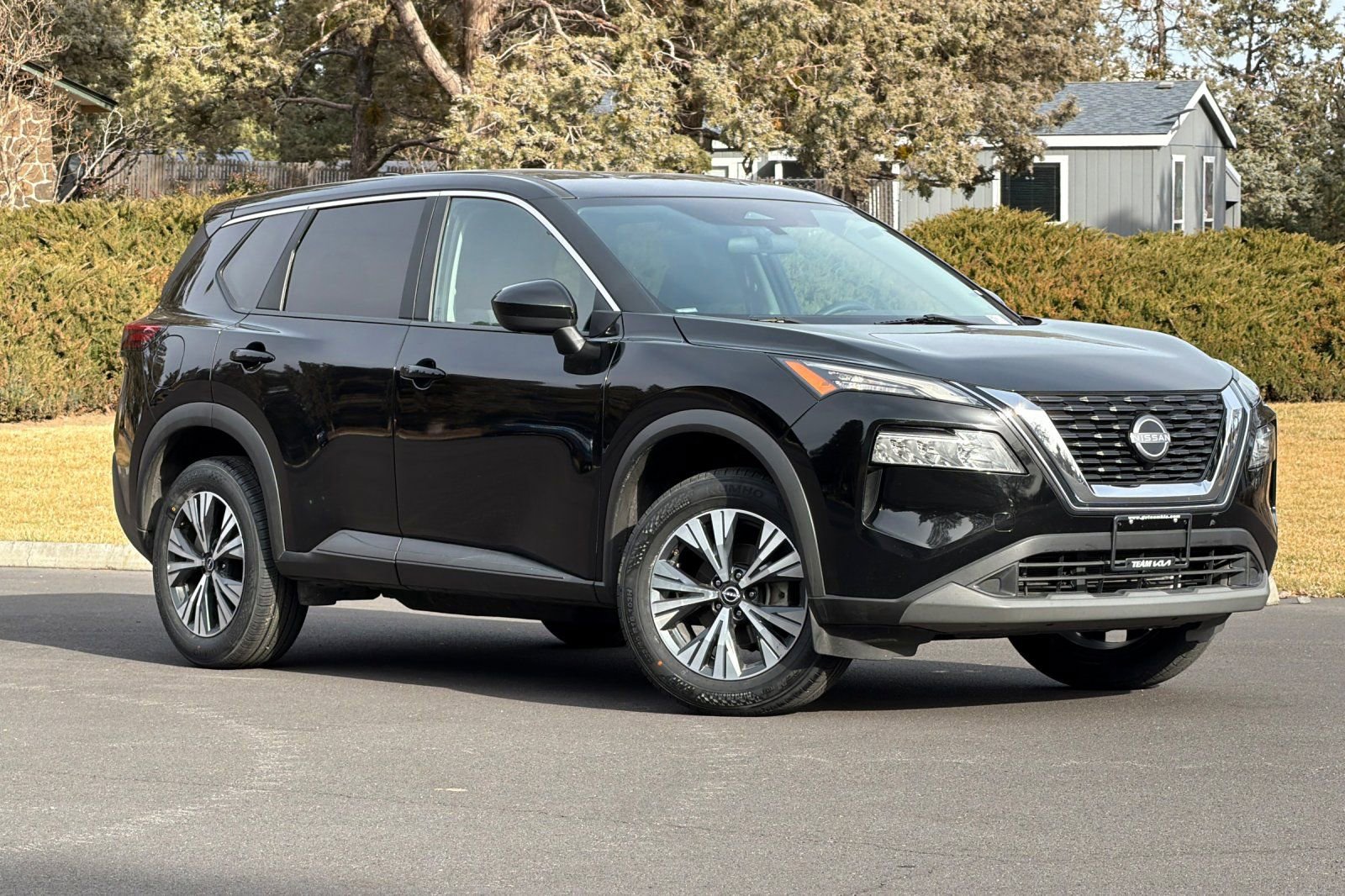 Used 2023 Nissan Rogue SV image 2