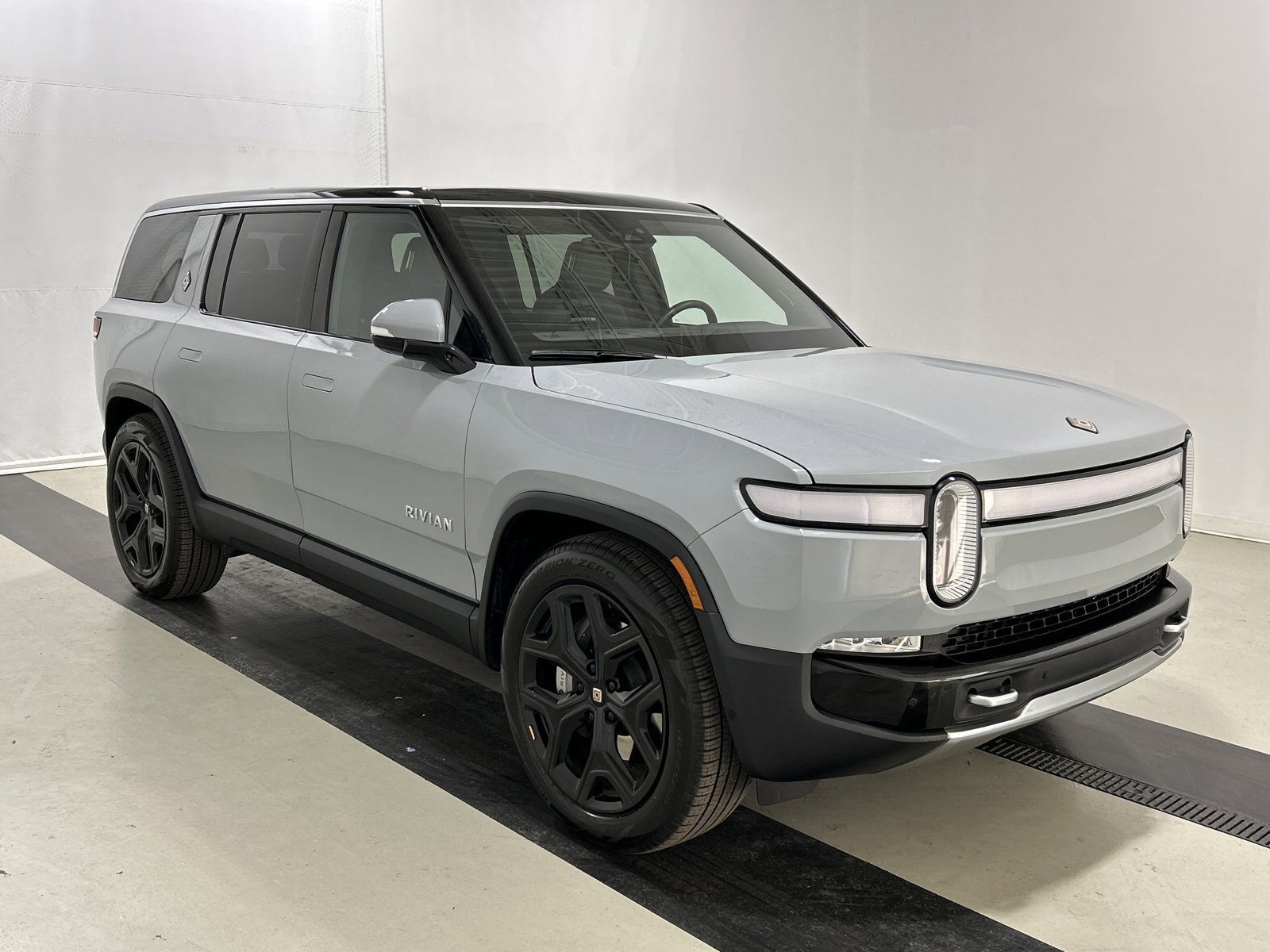 Used 2023 Rivian R1S Adventure image 7