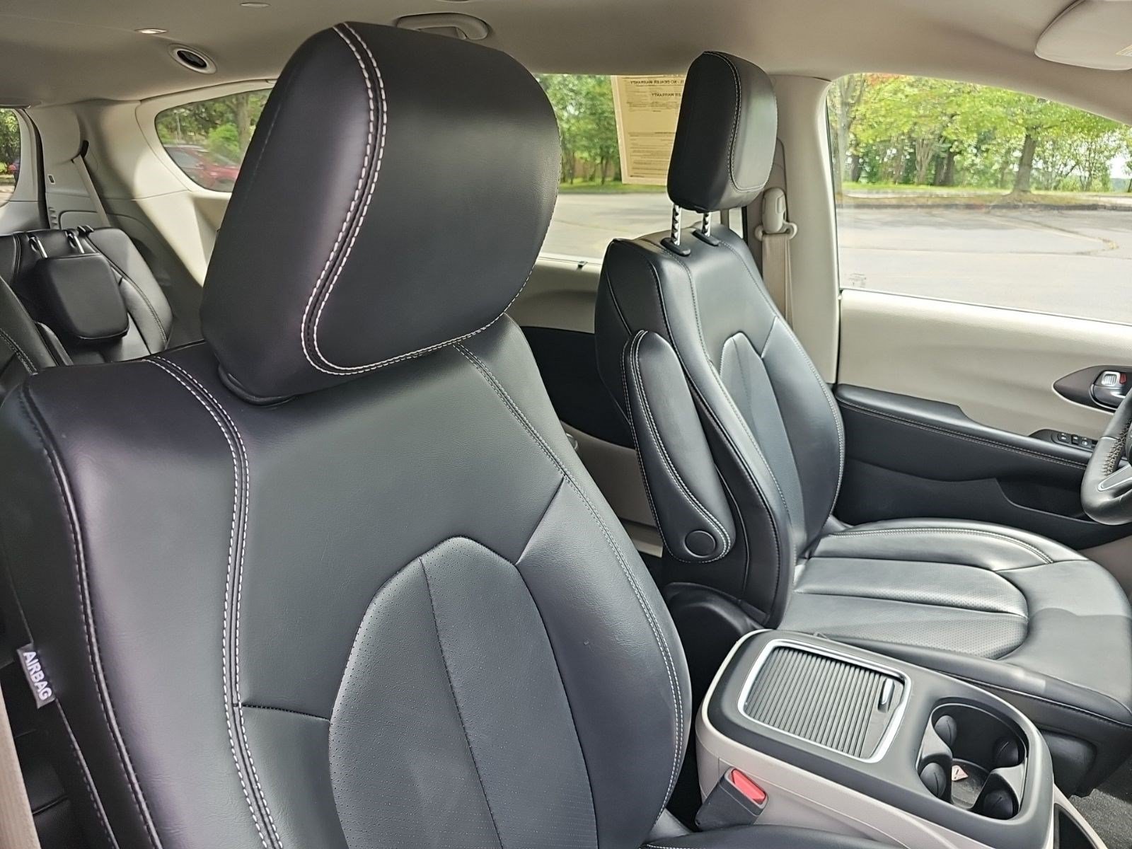 Used 2023 Chrysler Pacifica Touring-L FWD image 11