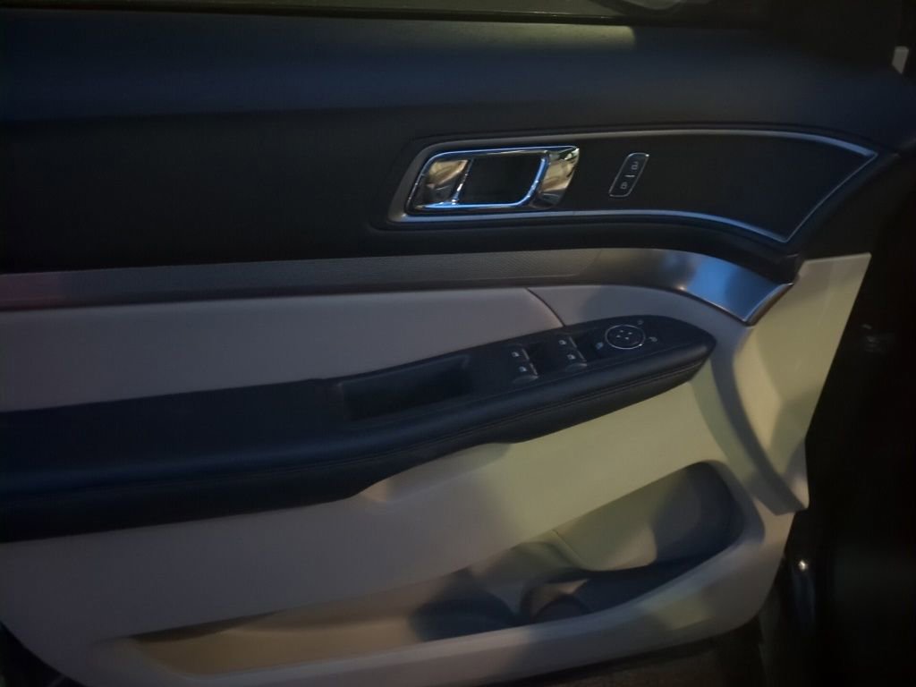 Used 2019 Ford Explorer XLT w/ Equipment Group 202A image 9