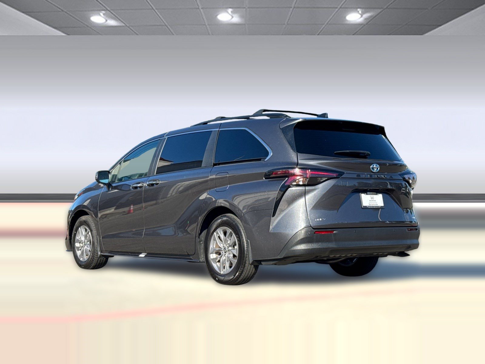Used 2025 Toyota Sienna XLE FWD image 3