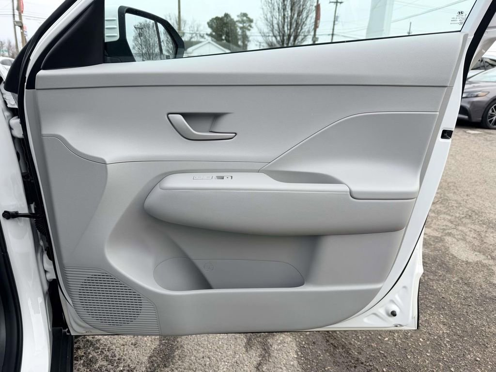 Used 2025 Hyundai Kona SE image 12