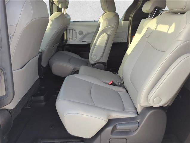 Certified 2025 Toyota Sienna XLE FWD image 8