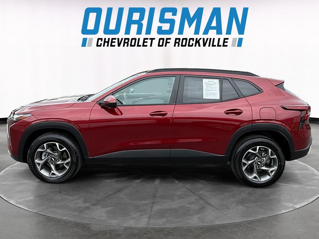 Used 2025 Chevrolet Trax LT FWD image 3