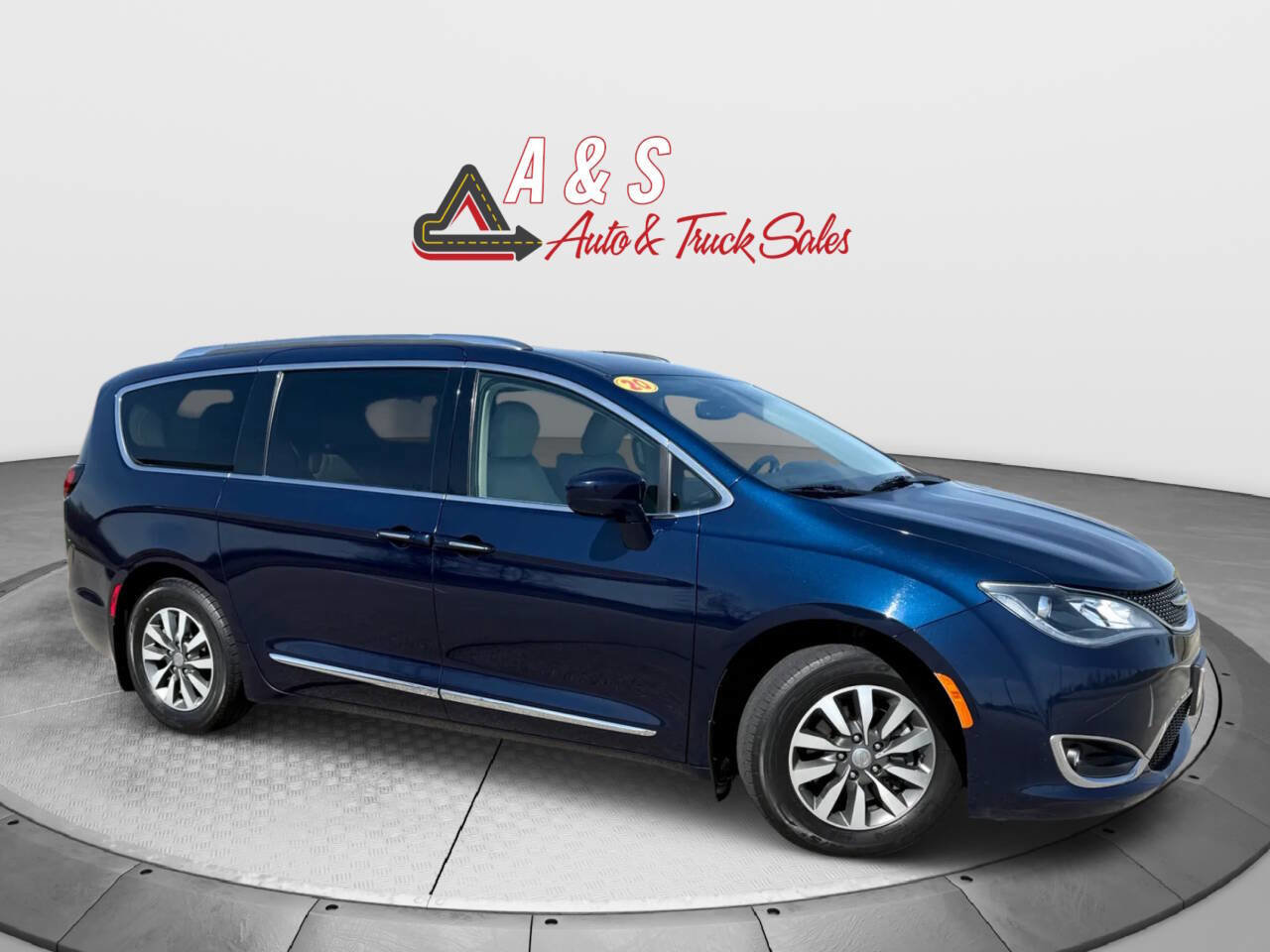 Used 2020 Chrysler Pacifica Touring-L Plus FWD image 1
