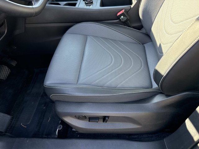 Used 2025 Volkswagen Tiguan SE AWD/4WD image 15