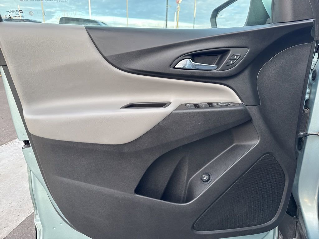 Used 2022 Chevrolet Equinox LT w/ Driver Convenience Package image 12