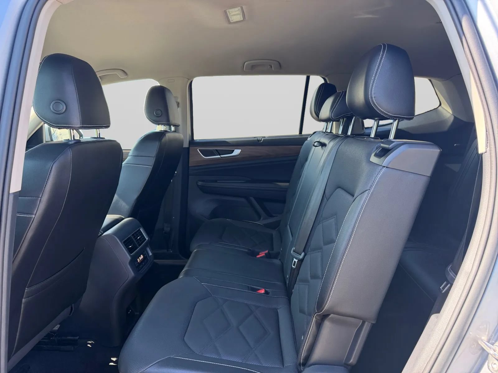 Used 2024 Volkswagen Atlas SE AWD/4WD image 26