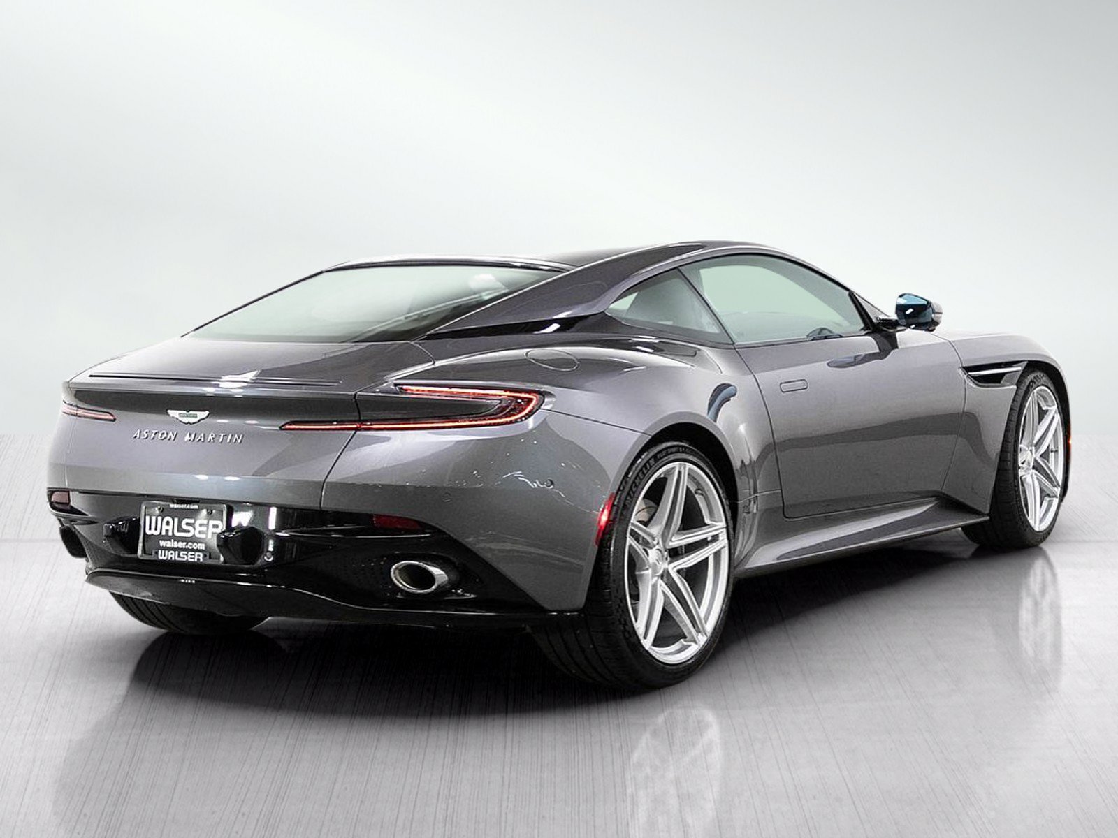 Used 2025 Aston Martin DB12 Coupe RWD image 5