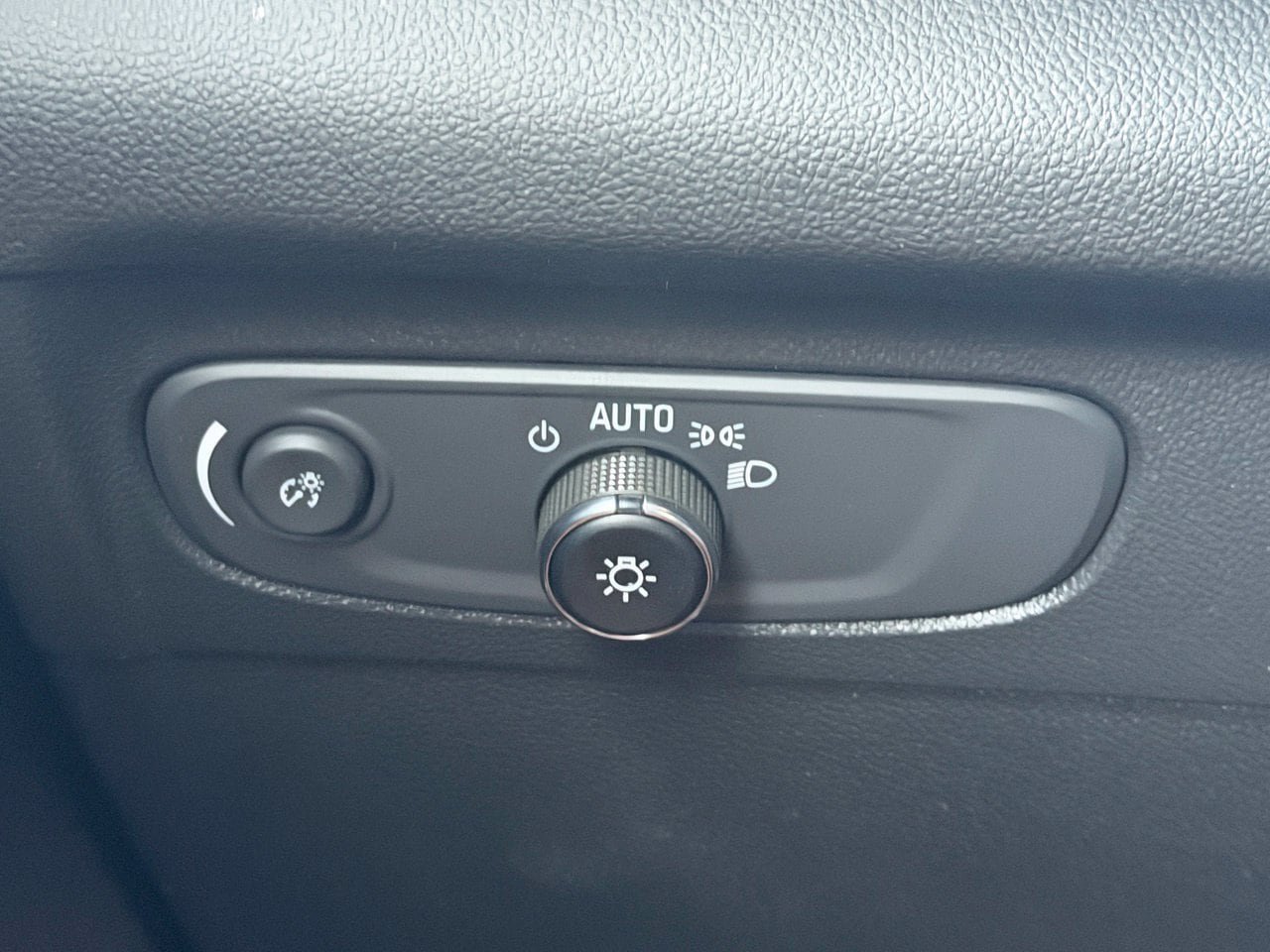 Used 2023 Buick Envision Essence FWD image 17