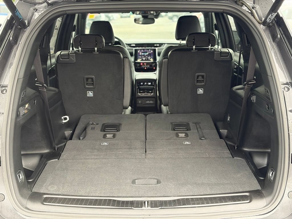Used 2023 Jeep Grand Cherokee L Altitude AWD/4WD image 10